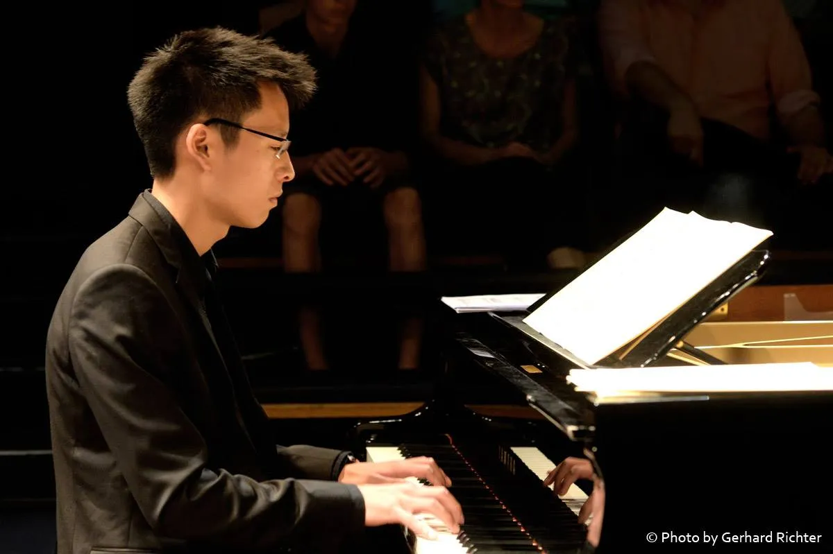 Hochzeitspianist Jerry Lu spielt live auf einer elegant dekorierten Feier.